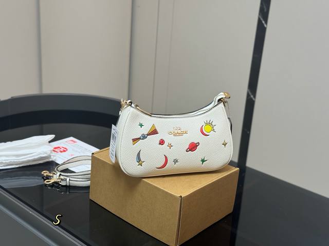 飞机盒 升级版Size：24*13*7Cm蔻驰 Teri腋下包 ，香不蕾腋下包设计天花板了哦！配有2条肩带，单肩斜挎都可以！颜值搜索Coach 蔻驰 腋下包