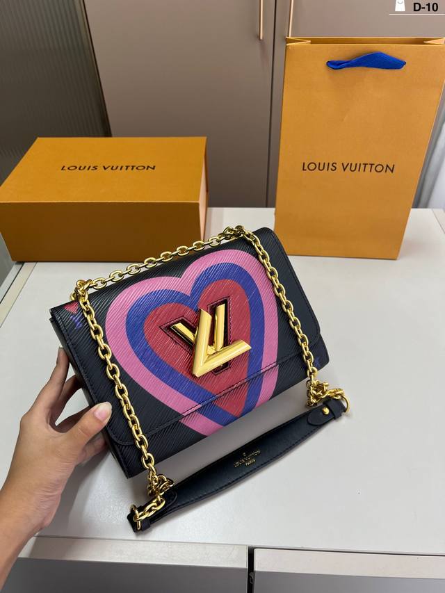 Lv路易威登 Twist 气场十足 神仙颜值！实物真的可爱极了扭锁设计 宽肩带太有感觉了！D-10尺寸23×15折叠盒