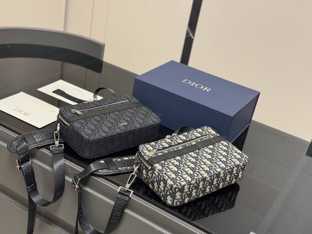 配折叠盒Size：22.15Cm 迪奥 Homme 老花相机包实在帅La ～简单有质感的设计实用又很高级