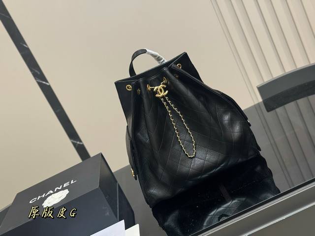牛皮无盒Chanel 25Bag 双肩真绝绝子今年香奈儿25S系列简直美爆...这只Hobo是个大号尺寸个人觉得比较日常鱼子酱的质感颗粒没这么重反而很细腻 也比