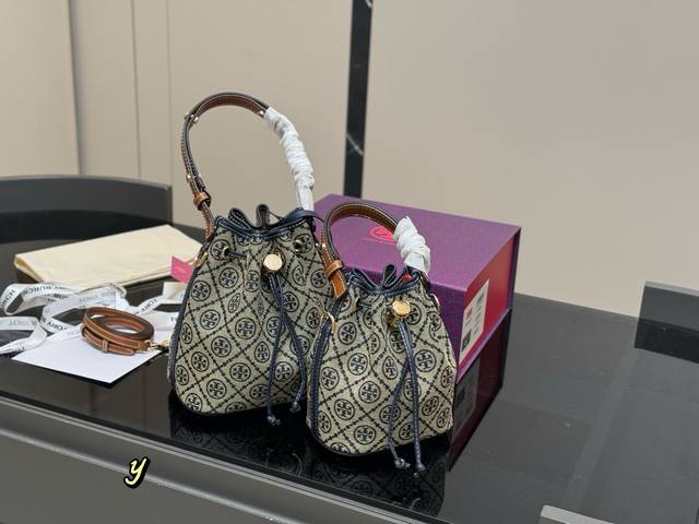 配折叠盒Size:21.22Cm 15.18Cmtb 托里伯奇Monogram 水桶包四季 打包款颜色高级,精致秀气!新色真的超舒服!气质满分! 配折叠盒Size:21.22Cm 15.18Cmtb 托里伯奇Monogram 水桶包四季 打包款颜色高级,精致秀气!新色真的超舒服!气质满分!