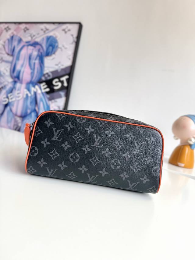 动态芯片』 海外原单M15246独家实拍！本款 Dopp Kit 盥洗袋取材 Monogram Eclipse 涂层帆布，以亮色镶边和手柄增添瞩目格调。广口双拉