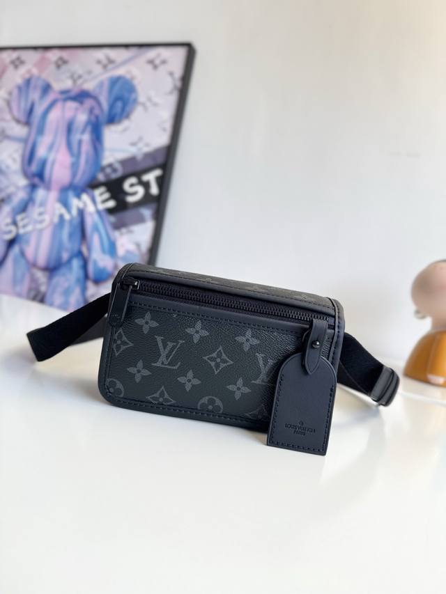 动态芯片配全套专柜包装』海外原单M12599独家实拍！ Bosphore 迷你手袋得名于品牌 2000 年代的复古 Bosphore 系列，以简洁线条和紧凑构型