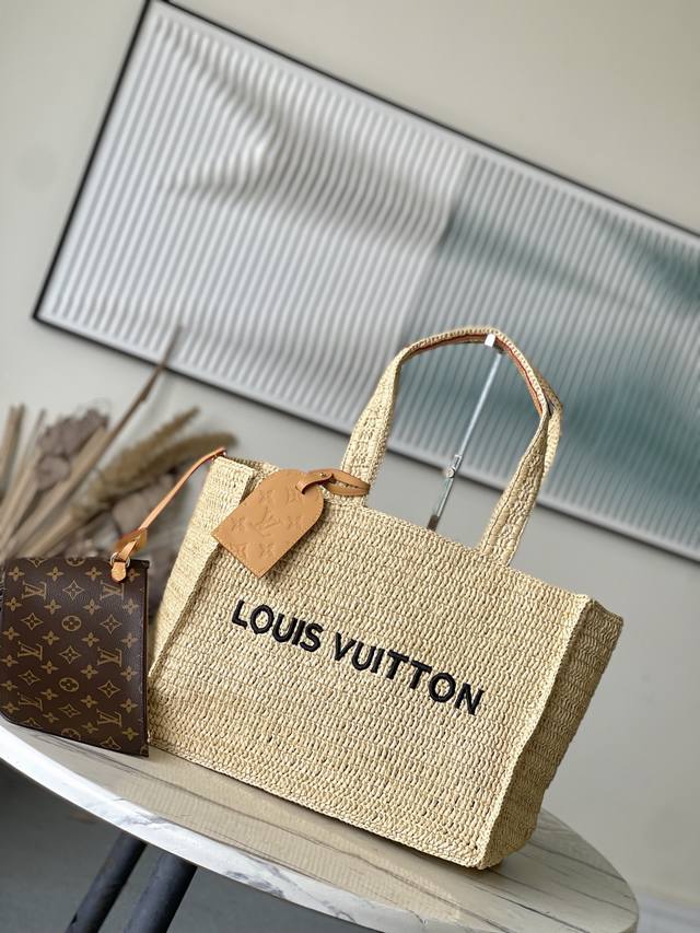 顶级原单 M14458 本款Shopper Tote手袋以淡雅拉菲草洋溢夏日气息，巧妙映衬正面路易威登标识刺绣。可拆卸做旧皮革名牌增添复古韵味，内侧路易威登梭织