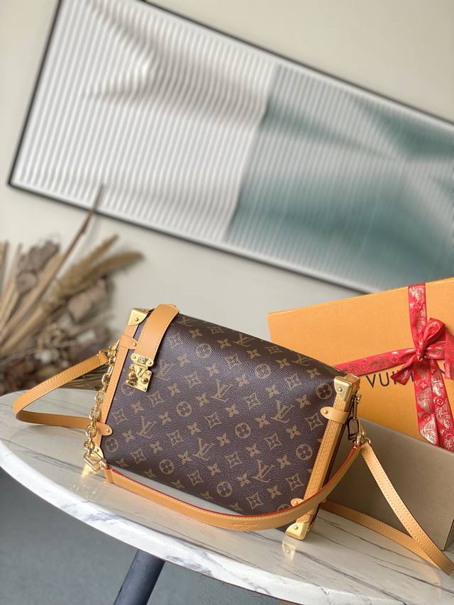 顶级原单M14513 本款Side Trunk大号手袋为Monogram帆布勾勒撞色皮革饰边，搭配莹亮金属件和崭新加长链条，以瞩目设计存放日常所需。S-Lock