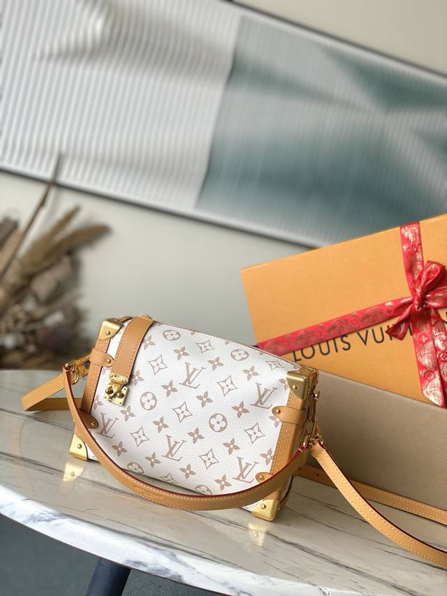 顶级原单M26287 本款Side Trunk中号手袋为品牌经典Monogram帆布浸染柔和沙丘色调，再以牛皮革饰边营造视觉反差。耀目S-Lock锁扣和金属包角