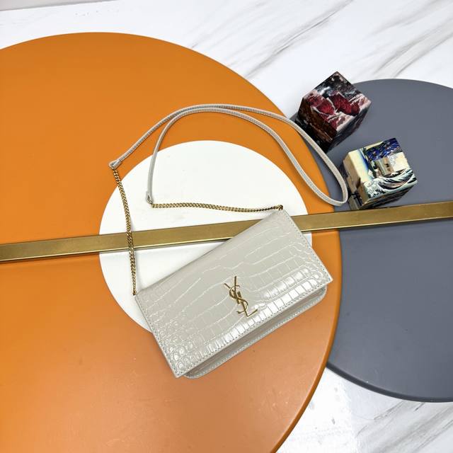 白色鳄鱼纹皮 Monogram Phone Holder迷你款小包_ 对于现在超级流行的小包风潮，这款绝对值得你入手的！颜值与实用性并存，Iphone Plus