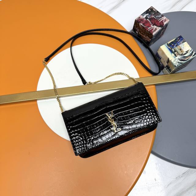 黑色鳄鱼纹皮 Monogram Phone Holder迷你款小包_ 对于现在超级流行的小包风潮，这款绝对值得你入手的！颜值与实用性并存，Iphone Plus
