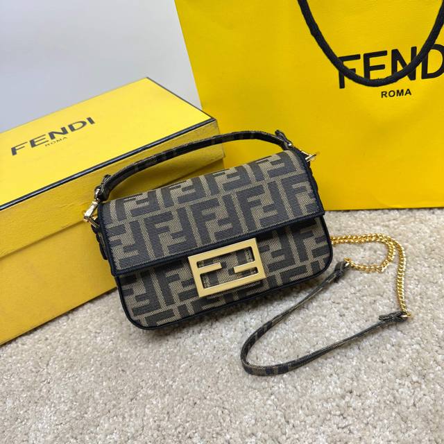 Fend1标志性的Baguette中号手袋采用翻盖设计配有 Ff 磁扣,内衬配有拉链袋。配备可拆卸肩带可手提或斜挎。布料材质,饰有提 Ff 图案饰有粉色缎面针脚 Fend1标志性的Baguette中号手袋采用翻盖设计配有 Ff 磁扣,内衬配有拉链袋。配备可拆卸肩带可手提或斜挎。布料材质,饰有提 Ff 图案饰有粉色缎面针脚