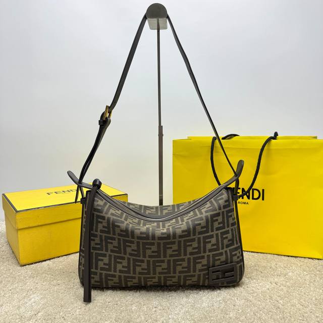 中号Simply Fendi手袋, -25秋冬季时装秀亮相的一款柔软单肩包,以20世纪90年代初的典藏款式为灵感来源,因其优雅基础款设计命名。提花布料材质,饰有 中号Simply Fendi手袋, -25秋冬季时装秀亮相的一款柔软单肩包,以20世纪90年代初的典藏款式为灵感来源,因其优雅基础款设计命名。提花布料材质,饰有