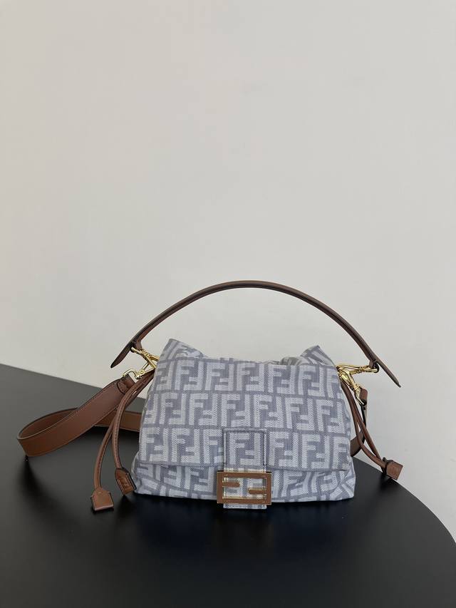 Fendi丹宁系列Mama 法棍包!双F绣花结合复古牛仔元素和现代设计,轻松打造慵懒又时髦的造型。灰蓝色丹宁和榛果棕色的拼接超复古的,自带小牛皮长肩带和短手腕, Fendi丹宁系列Mama 法棍包!双F绣花结合复古牛仔元素和现代设计,轻松打造慵懒又时髦的造型。灰蓝色丹宁和榛果棕色的拼接超复古的,自带小牛皮长肩带和短手腕,