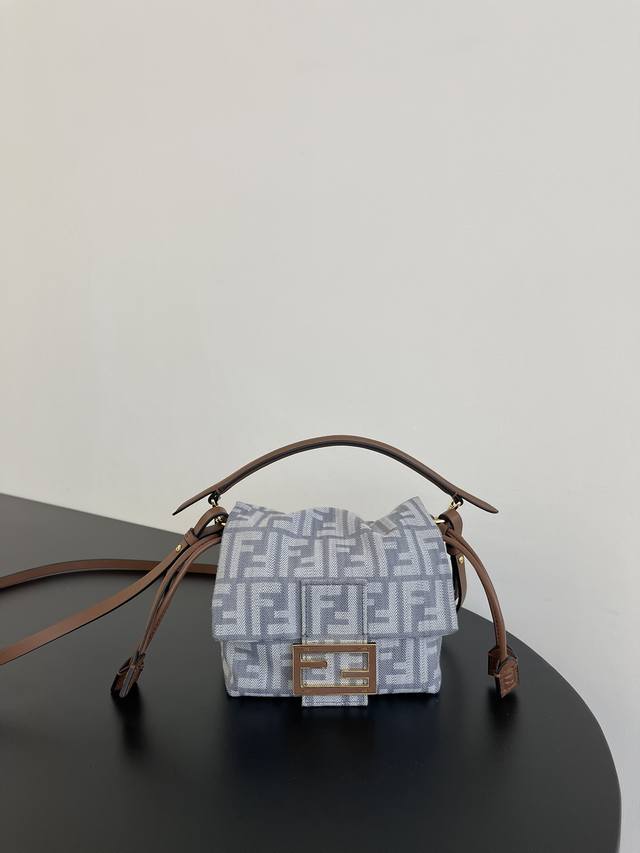 Fendi丹宁系列Mama小号法棍包!双F绣花结合复古牛仔元素和现代设计,轻松打造慵懒又时髦的造型。灰蓝色丹宁和榛果棕色的拼接超复古的,自带小牛皮长肩带和短手腕 Fendi丹宁系列Mama小号法棍包!双F绣花结合复古牛仔元素和现代设计,轻松打造慵懒又时髦的造型。灰蓝色丹宁和榛果棕色的拼接超复古的,自带小牛皮长肩带和短手腕