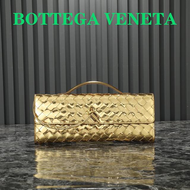 Bottegaveneta 这款手提晚宴包真的是又清冷又美丽 每个颜色都有不一样的味道 Andiamo是Bottega最近话题度最高的一款了 看腻了大花Logo Bottegaveneta 这款手提晚宴包真的是又清冷又美丽 每个颜色都有不一样的味道 Andiamo是Bottega最近话题度最高的一款了 看腻了大花Logo
