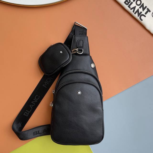 万宝龙最新款式，爆款到货，男士胸包原单品质 采用进口原版牛皮 轻便，舒适，质感柔滑，手感细腻 高贵五金 低调奢华有内涵 时尚休闲帅气 方便实用，怎么看都是那么酷