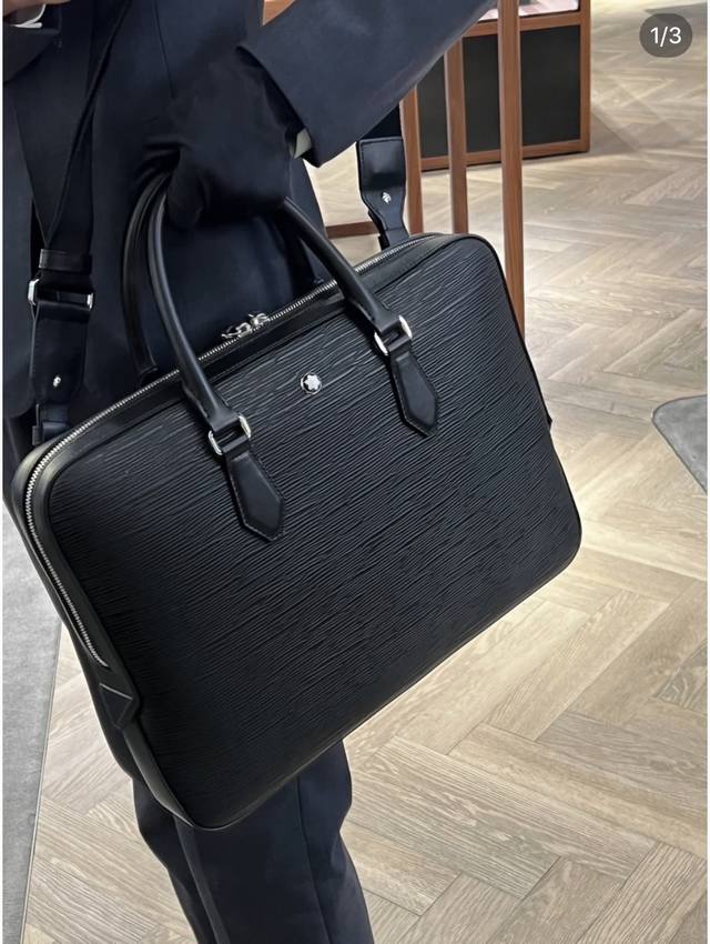 原单高品质，黑色专柜专用头层牛皮，万宝龙经典匠心系列秉承品牌的悠久传统，全系列包含丰富的大皮具和小皮具款式，融合商务和休闲风格，是当代设计和经典优雅的集中休现。