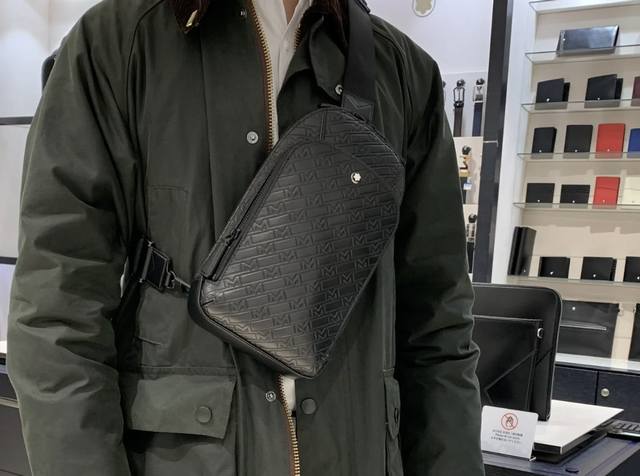 原单高品质，万宝龙男仕休闲胸包爆款 专柜同步，原版进囗头层牛皮，高端G麦！ 意大利原版牛皮搭配.欢迎对比高雅的造型，秉承严谨考究的工艺，精美耐用 男人用的包，品