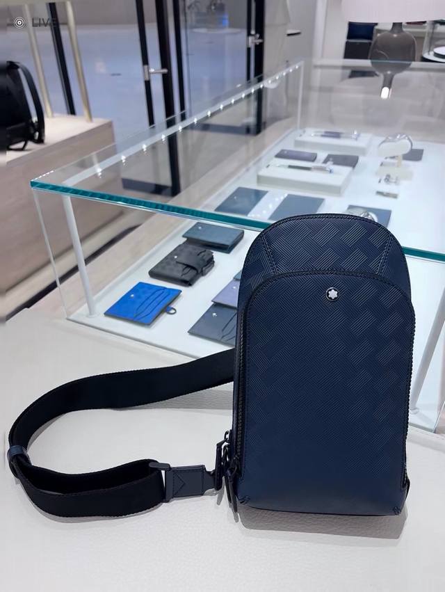 原单高品质，万宝龙男仕休闲胸包爆款 专柜同步，原版进囗头层牛皮，高端G麦！ 意大利原版牛皮搭配.欢迎对比高雅的造型，秉承严谨考究的工艺，精美耐用 男人用的包，品