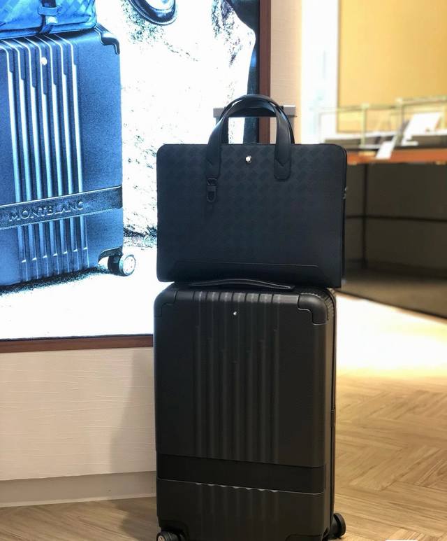 顶级专柜老鼠高端狠货 最新火爆款万宝龙进口花皮纹手提公文包 火爆款大量出货啦,叫嚣专柜货顶级原单货纸上谈兵吹牛皮的咱不会，请让狠货说话。款式可以复制抄袭，材料做