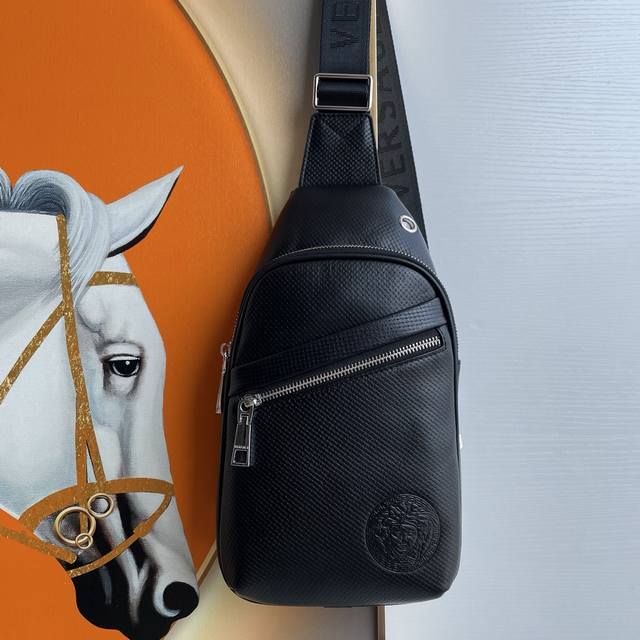 专柜爆款，范思哲男士胸包 ［强] 最新款，帅到没朋友 采用顶级进口原版牛皮做为包身材料包包柔软度极好 富有弹性 贴心设计耳机孔，原版五金配置更显高贵气质 时尚大