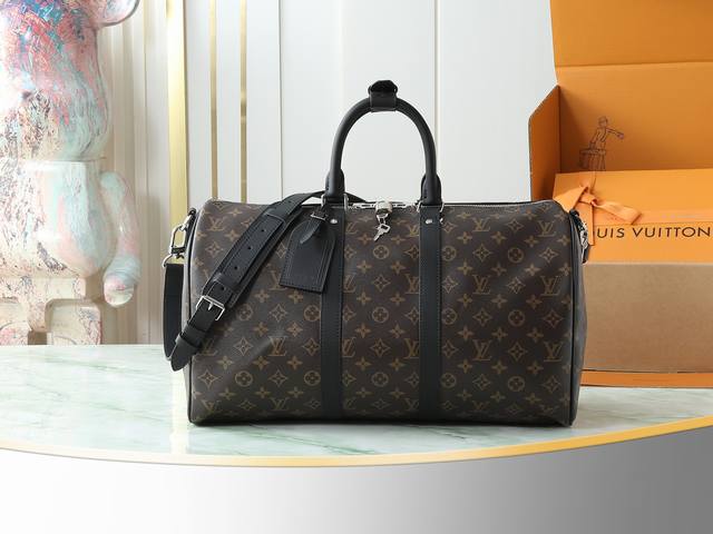 顶级原单 独家实拍 M56711 老花黑皮 容量宽敞，使用灵活。经久耐用，安全可靠。时尚风格，成熟稳重。采用安全的双拉链和挂锁，因此特别适于商务或娱乐之用。尺寸