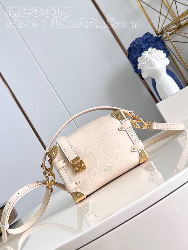 顶级原单 独家实拍 M23915米白 本款 Side Trunk 小号手袋取材粒面牛皮革，搭配 S-Lock 锁扣与包角，诠释品牌传统硬箱的灵感启发。皮革手柄与