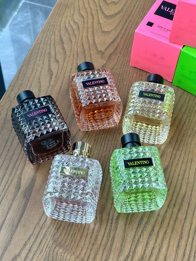 原单品质 古希腊掌管香水的神！冷门千金香～ 对华伦天奴心动上头只有零次和无数次！ 我宣布！他家的调香就是最牛的！姐妹们，华伦天奴真的太让人惊喜了！一点儿也不夸张