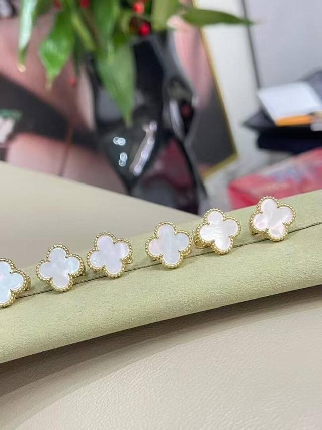 V金材质梵克雅宝Vca白贝母四叶草耳拍