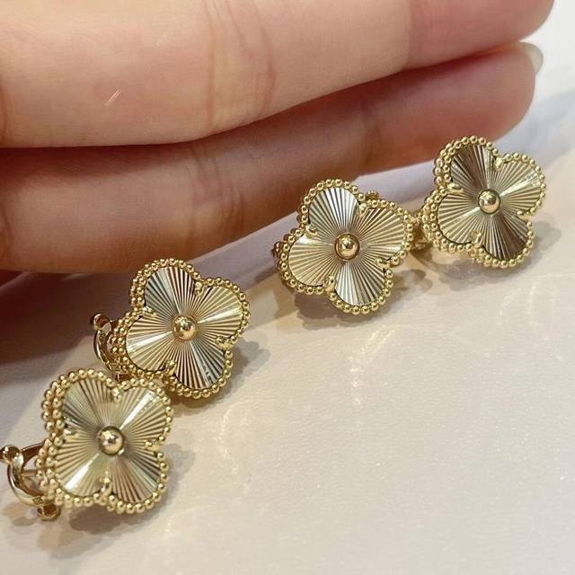 V金材质梵克雅宝Vca镭射四叶草耳拍