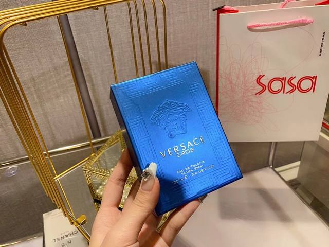 原单品质 Versace范思哲爱神男士 Ml 如果说香水是男生的第二张名片，它则是你表达自我的一部分，代表着你的个性和态度。范思哲Eros是我最喜欢的香水之一！