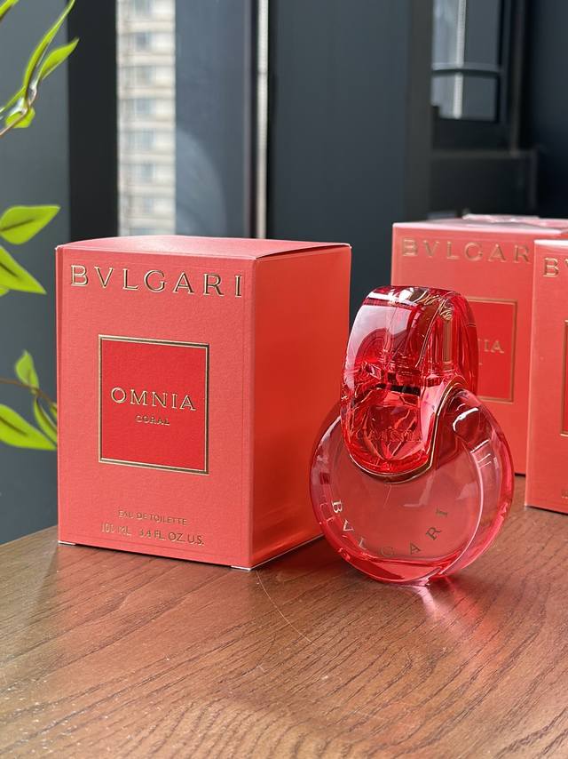 原单品质 新款宝格丽红水晶香水 全新香水瓶设计致敬Omnia晶彩系列的标志性造型，非同凡响的原创香味，宛如一道辉光勾勒，邀请人们以全新且更加珍贵的视角、重新发现