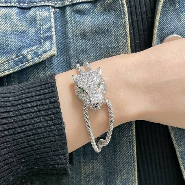 主题：新年暴富 亚金材质 7670340 卡地亚豹头手链，超霸气豹，每个产品 老师傅精雕细刻 呈现出最完美的产品！绝对毒物级别！