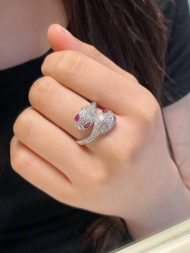 V金材质 5140210 码数：678 宝格丽双头满钻蛇戒指 红眼睛 众明星爱戴打造 时尚高级精品 宝格丽奢侈品蛇升级版Bvlgari 新款火爆上新进口工艺满身