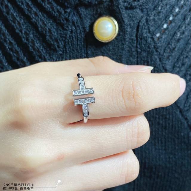 V金镀咪金 5240160 5钻 Cnc对版手镶钻,最高版本 码数5678。Tiffany蒂芙尼双T带钻戒指电镀双层厚金!真金质感!!做了银色,玫瑰金,黄金,叠 V金镀咪金 5240160 5钻 Cnc对版手镶钻,最高版本 码数5678。Tiffany蒂芙尼双T带钻戒指电镀双层厚金!真金质感!!做了银色,玫瑰金,黄金,叠