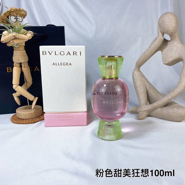 宝格丽粉色糖果甜美狂想女士香水100Ml 一比一质量宝格丽甜美狂想女士香水的包装瓶采用柔和色调传达甜美风格：粉绿色玻璃代表开心果，粉色玻璃则代表草莓，两种颜色都