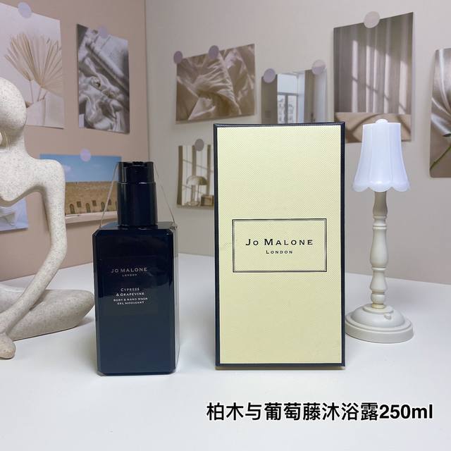 祖马龙黑瓶沐浴露250Ml 一比一质量4味：柏木与葡萄藤，乌木与佛手柑，没药与冬加豆，丝绒玫瑰与乌木。