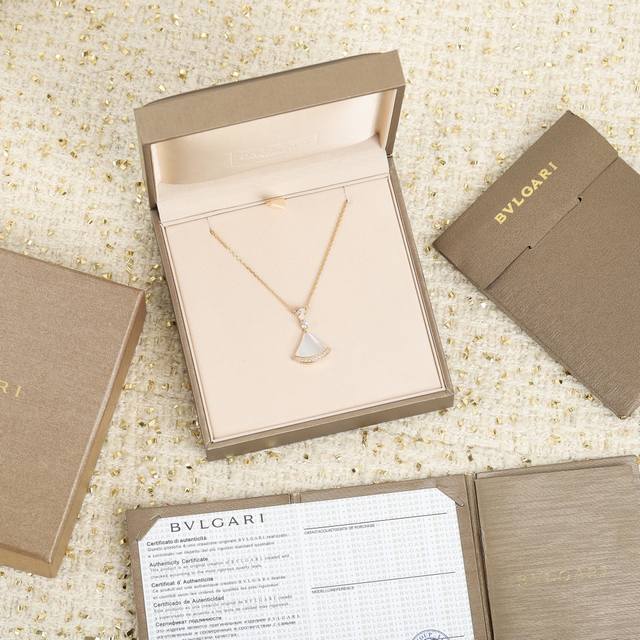 我们出品 可定制18K真金真钻， 玛瑙再也不会掉下来了， 与Zp一致。 宝格丽红玛瑙Diva项链，我家的贝母是很水润油亮的，细节完美，全部925纯银材质电镀厚金