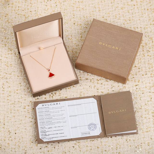 我们出品 可定制18K真金真钻， 宝格丽玛瑙再也不会掉下来了， 与Zp一致。 红玛瑙Diva项链，我家的贝母是很水润油亮的，细节完美，全部925纯银材质电镀厚金