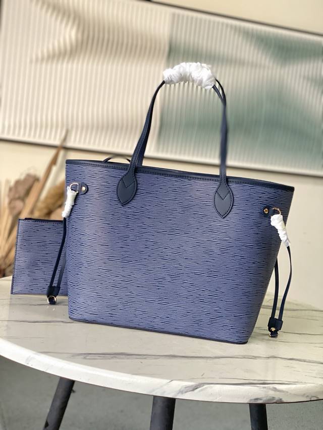 头层皮 顶级原单 M14856 11930蓝白 这款Neverfull Mm包增强了牛仔蓝色饰面，既现代又永恒。这款模型由标志性的Spike皮革制成，饰有金色金