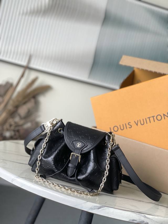 头层皮 顶级原单M25554 Odyssee手袋出自2025早秋系列，巧妙回 Cruise早春系列的Excursion双肩包设计，以经典笔触致敬路易威登的旅行传