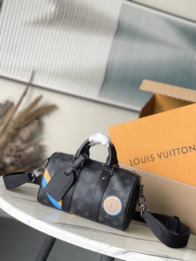 660 顶级原单 黑花丝印 本款 Keepall BandoulièRe 25 手袋为皮革融入彩绘效果，Monogram 帆布外袋，令随身物品实现便捷取放。可拆