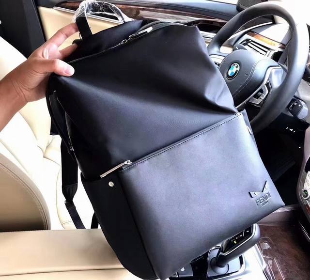 批 双肩包。型号:33249-1 专柜新款布配皮书包出货芬迪小怪兽背包升级版原单品质 每一个细节跟足专柜双肩包尼龙拼接黑色皮革背包嵌入Bag Bugs眼睛图案造 批 双肩包。型号:33249-1 专柜新款布配皮书包出货芬迪小怪兽背包升级版原单品质 每一个细节跟足专柜双肩包尼龙拼接黑色皮革背包嵌入Bag Bugs眼睛图案造