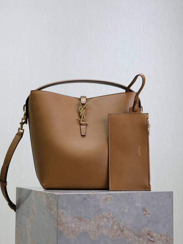 土黄 Le 5A7系列之新款超好看水桶包 带手提_全新包型,采用意大利小牛皮,包身轮廓简洁、立体,看上去硬挺又不会太凌厉,底部带有个金属脚钉,搭配经典标志性金属 土黄 Le 5A7系列之新款超好看水桶包 带手提_全新包型,采用意大利小牛皮,包身轮廓简洁、立体,看上去硬挺又不会太凌厉,底部带有个金属脚钉,搭配经典标志性金属