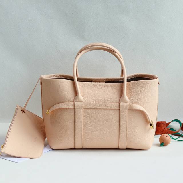 Loro Piana 诺悠翩雅 Ghiera Shopper 小号购物袋 采用粒面皮革精制而成,超大容量设计,Ghiera环扣营造出别致的“腰带”效果,使这款手 Loro Piana 诺悠翩雅 Ghiera Shopper 小号购物袋 采用粒面皮革精制而成,超大容量设计,Ghiera环扣营造出别致的“腰带”效果,使这款手