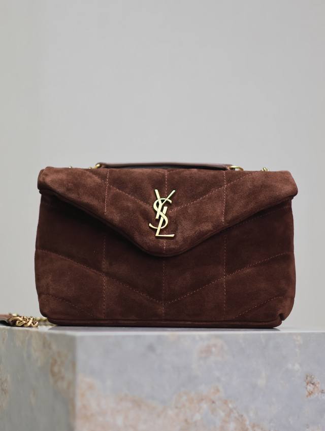 棕色磨砂金扣 双链条 Loulou Puffer Mini_迷你号双链条包来袭！整包采用柔软的意大利麂皮制作，搭配Y家斜条纹绗缝工艺，拥有柔和质地的前翻盖袋，搭