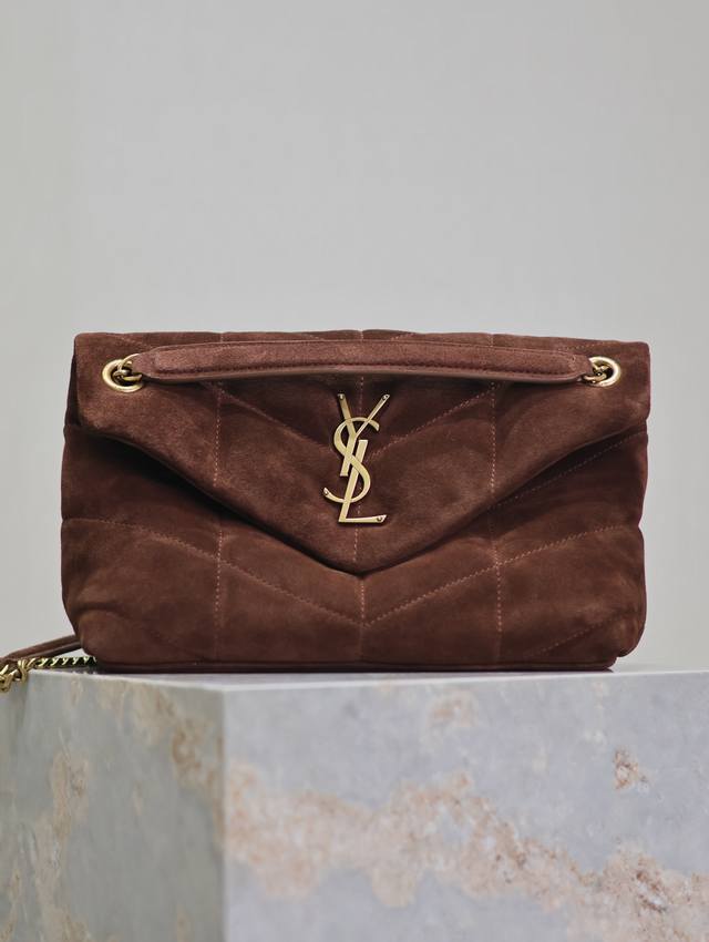 棕色磨砂金扣 Loulou Puffer_29Cm 秋冬麂皮款，手感柔软细腻，犹如怀抱云朵般的感受；经典的Y家Logo、链条及扣眼五金均采用做旧金属材质，复古的