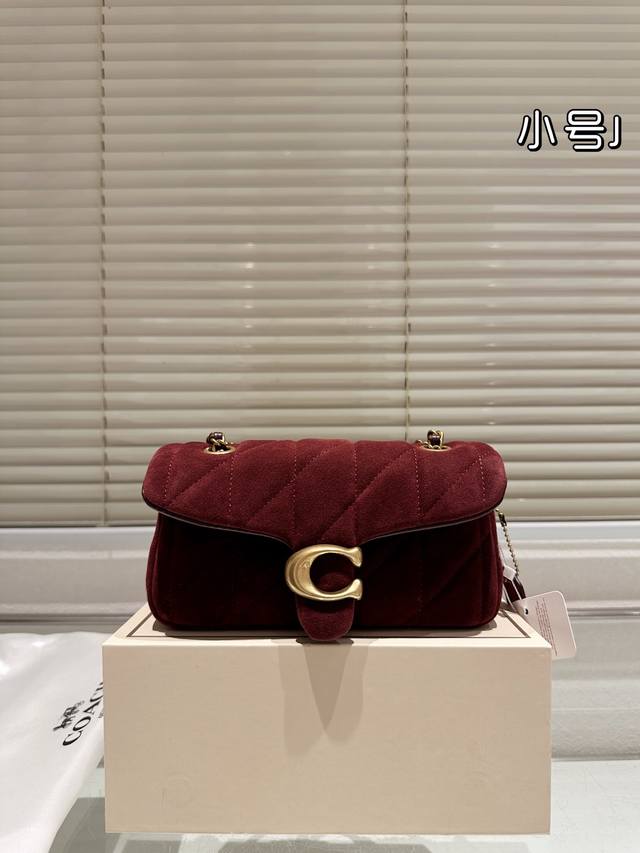 原单 Coach All Black链条 。Otabby 系列新款 Coach 链条 ”。包包天花板来啦~ 小羊皮触感软乎乎好舒服~ 可以优雅气质腋下背，高个子