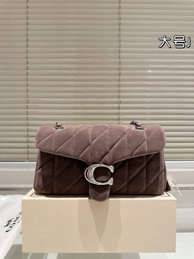 原单 Coach All Black链条 。Otabby 系列新款 Coach 链条 ”。包包天花板来啦~ 小羊皮触感软乎乎好舒服~ 可以优雅气质腋下背，高个子