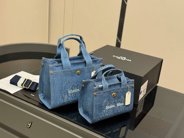配盒 Coach 蔻驰 Cargo Tote 单宁牛仔托特包 千呼万唤的牛仔系列终于来噜～ 对牛仔真的毫无抵抗力 自己搭配小挂件会更Q 尺寸:20.15Cm 2
