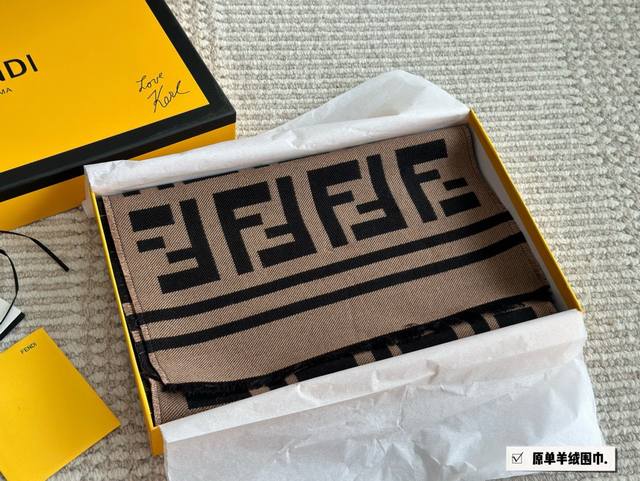 配盒 原单 Size:35* Cm Fendi 原单双面围巾 今年冬天是焦糖味的 羊绒围巾手感柔软 保暖效果非常好 很有腔调Yyds 是真的 配盒 原单 Size:35* Cm Fendi 原单双面围巾 今年冬天是焦糖味的 羊绒围巾手感柔软 保暖效果非常好 很有腔调Yyds 是真的