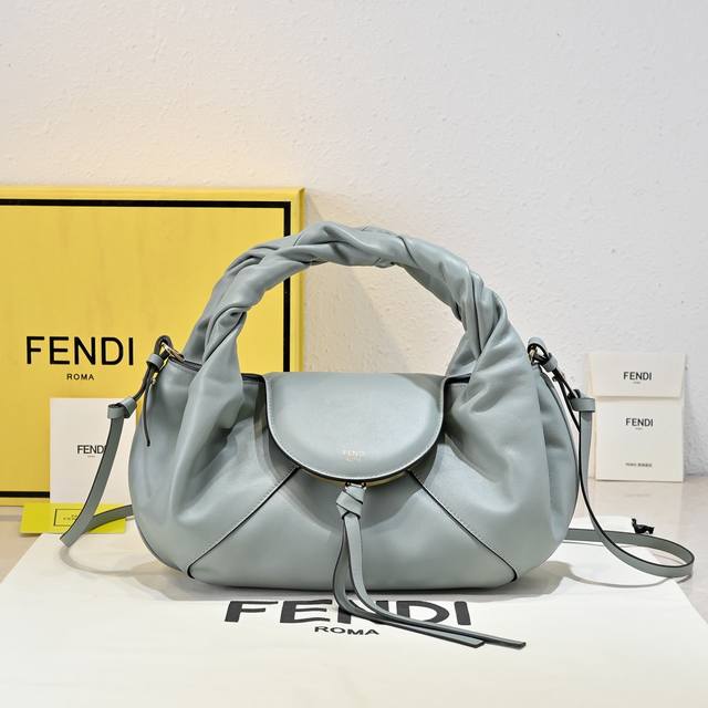 出货 现货实拍型号001,Fend! Spy小号手袋的设计别具一格,是对在2005春夏时装秀上亮相的著名Fendi It手袋的现代全新诠释。手袋的命名灵感源自其 出货 现货实拍型号001,Fend! Spy小号手袋的设计别具一格,是对在2005春夏时装秀上亮相的著名Fendi It手袋的现代全新诠释。手袋的命名灵感源自其